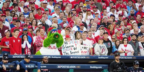 Phillies take advantage of home crowd in NLDS Game 3 win