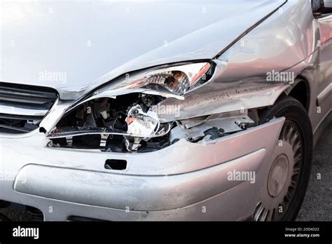 Front crash damage hi-res stock photography and images - Alamy