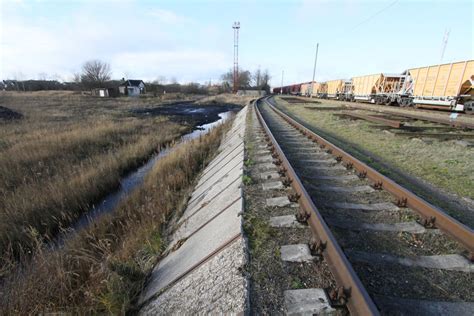 Naktį ties Šiaulių geležinkelio stotimi po traukiniu žuvo praeivis | 15min.lt