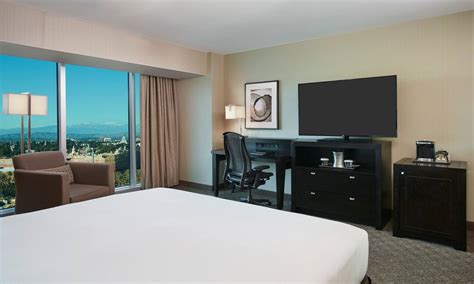 Rooms & Suites | Hilton Anaheim