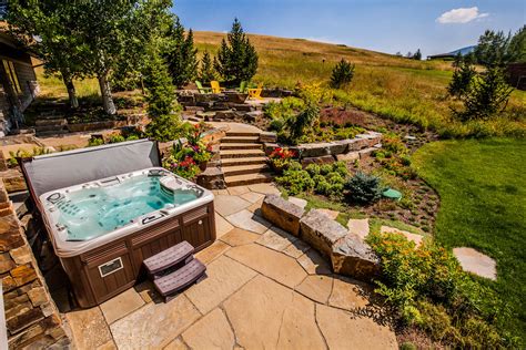 Outdoor Hot Tub Landscaping Ideas: Where to Place it and What to Put ...