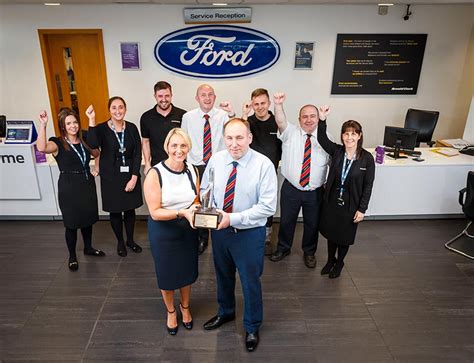 Arnold Clark Linwood Ford receives customer service award