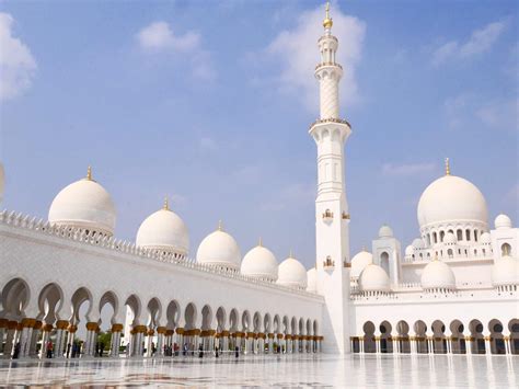 Visiting Sheikh Zayed Grand Mosque in Abu Dhabi