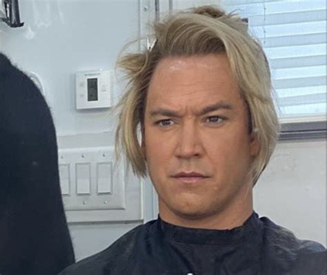 Mark-Paul Gosselaar transforms back into Zack Morris for ‘Saved by the Bell’ reboot [Video]