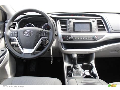 2017 Toyota Highlander LE Dashboard Photos | GTCarLot.com