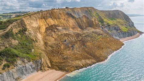 Jurassic Coast: Large landslip at Seatown Beach - BBC News