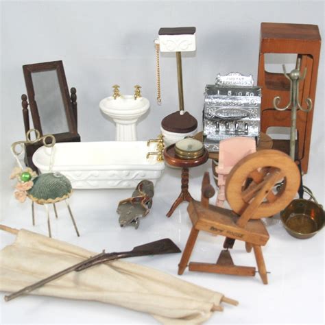 Assorted Antique and Vintage Dollhouse Miniatures | EBTH