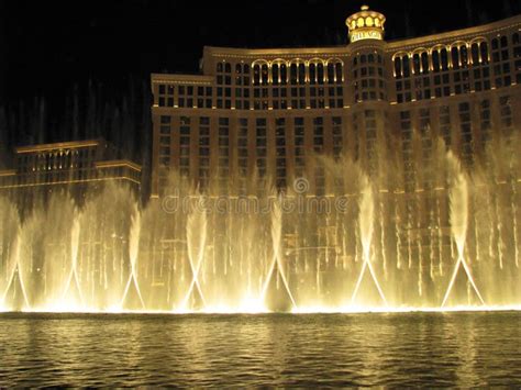 Bellagio Resort Water Fountain Show at Night Editorial Photo - Image of resort, performance ...