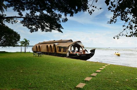 Backwater Houseboat Cruise - Birdsholiday.com