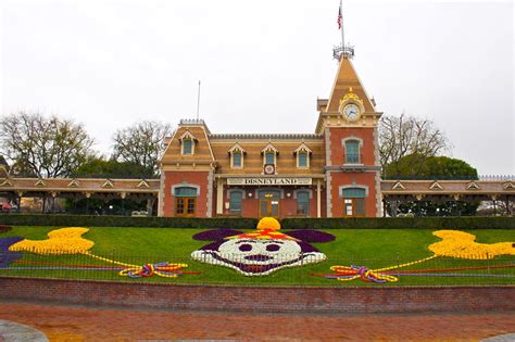 Disneyland USA, Train station - a photo on Flickriver