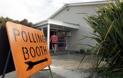 Polling booth, 1996 | NZHistory, New Zealand history online