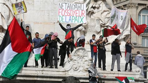 Pro-Palestinian protesters try to enter Paris synagogues, scuffle with ...