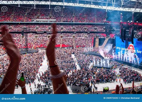 Taylor Swift Performs in Concert at Wembley Stadium Editorial Image - Image of live, asian ...