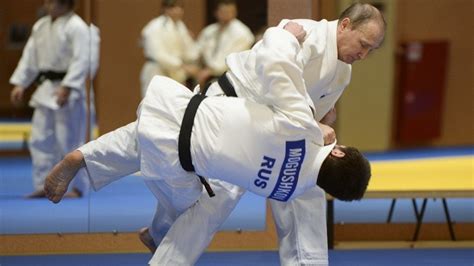 Putin shows off by throwing members of Russia's judo team to the ground ...