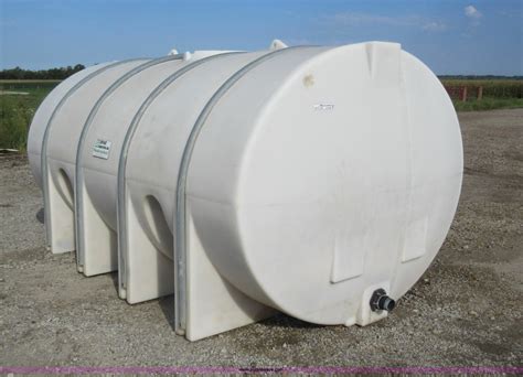 3,000 gallon poly tank in Guilford, MO | Item AX9402 sold | Purple Wave