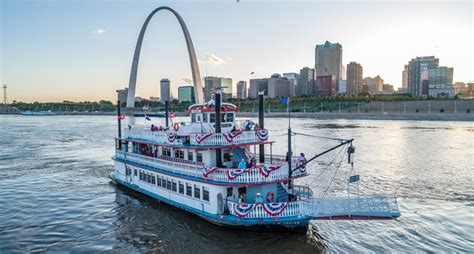 Riverboats at the Gateway Arch | St Louis, MO - visitorfun.com