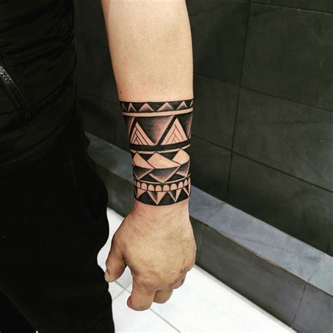 20 Creative Wrist and Hand Tattoo Ideas to Inspire Your Next Ink Session! - Themtraicay.com