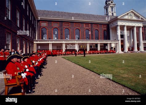 England, London, The Royal Chelsea Hospital. Chelsea Pensioners at ...