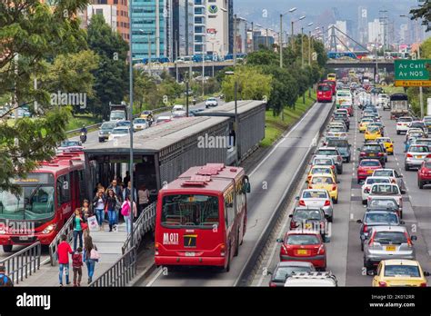 Kolumbien, TransMilenio ist ein BRT-System (Bus Rapid Transit), das Bogotá bedient. Diese Busse ...