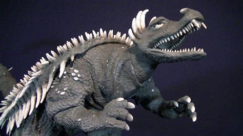 X-PLUS ANGUIRUS 1955 30CM FIGURE REVIEW - YouTube