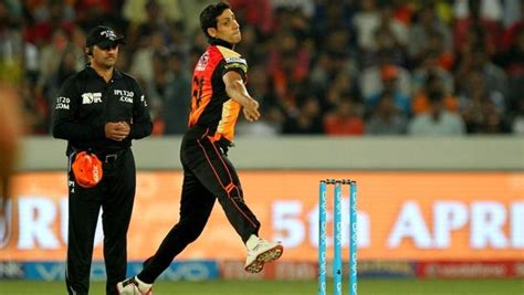 IPL 2017 T20: Ashish Nehra joins 100-wicket club and other stats from SRH vs RCB