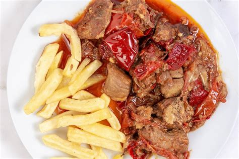 Top view of Traditinal meal Muckalica with Pork Meat and French Fries - Creative Commons Bilder