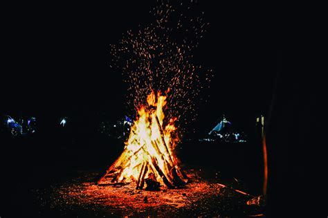 100+ Amazing Campfire Photos · Pexels · Free Stock Photos