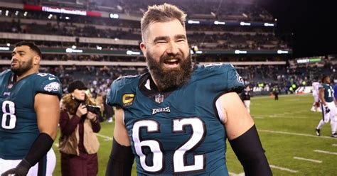 Jason Kelce absolutely dominates beer chugging contest at Philadelphia ...