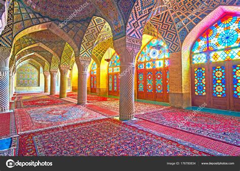 Dentro da mesquita Pink, Shiraz, Irão — Fotografia de Stock Editorial ...