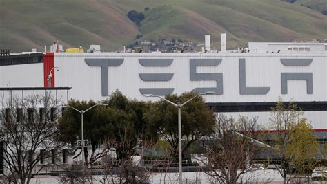 Tesla Tells Workers It Will Reopen California Factory Despite County Order - The New York Times