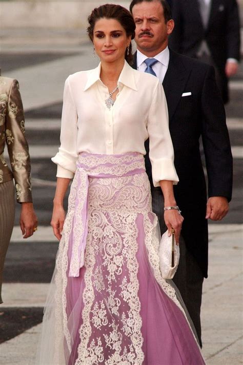 Queen Rania Visits New York City | Queen rania, Royal fashion, Style