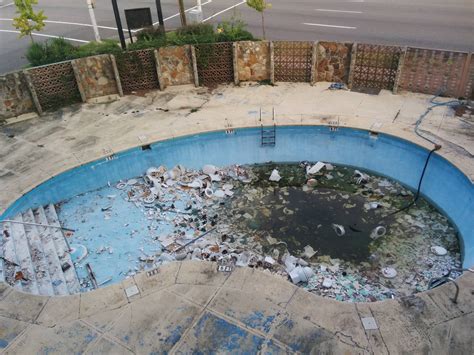 The pool at my hotel in Birmingham, Alabama. Yes, those are toilets. : WTF