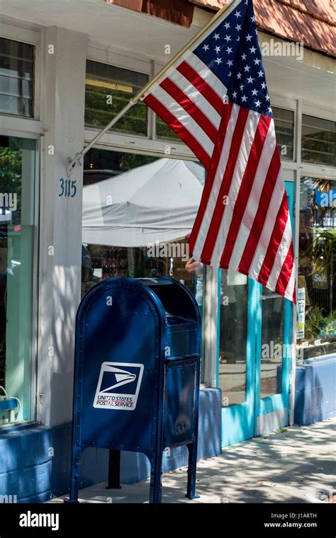 Mailbox american flag hi-res stock photography and images - Alamy