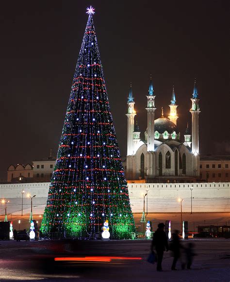 Why the Christmas tree in Russia is not about Christmas. Wait, WHAT ...