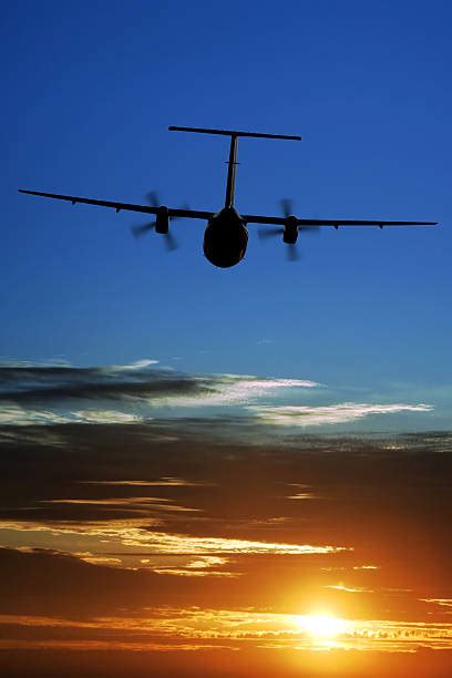 80+ Plane Silhouette Flying In Sky Behind A Vibrant Sunset Stock Photos ...