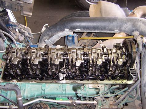 File:Diesel engine valve train.JPG - Wikipedia