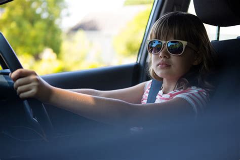 Teenage girl driving a car - Photos by Canva