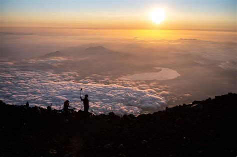 Spectacular sunrise above clouds at Japan's sacred Mount Fuji | Daily Sabah