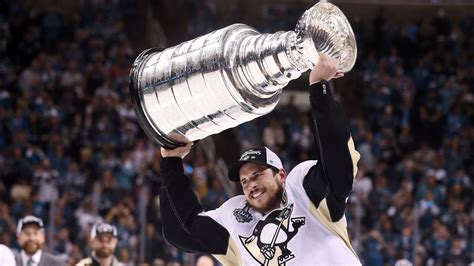 VIDEO: Sidney Crosby lifts the Stanley Cup - PensBurgh