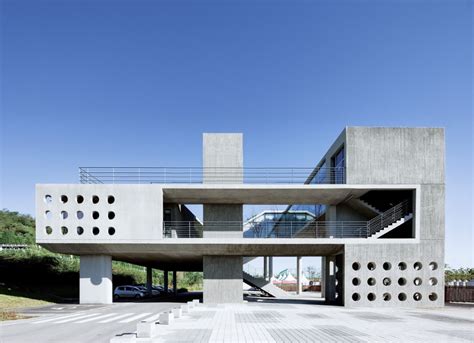 51 Brutalist House Exteriors That Will Make You Love Concrete ...