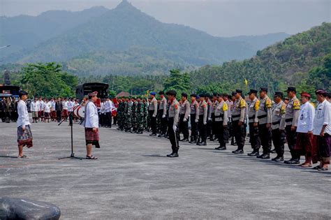 Upacara Bendera Hari Pahlawan dan Tabur Bunga. - Badan Kesbangpol Karangasem