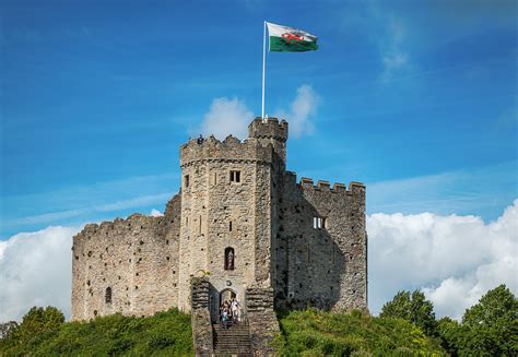 Cardiff Castle - Flag of Wales | Wagrati