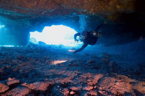 Diving in lava tubes in Hawaii: will you dare to do it?