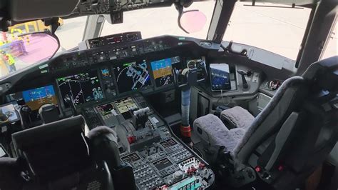 Cockpit Tour: Boeing 777-9 - YouTube