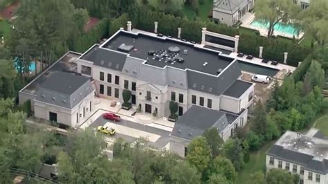 Explore DRAKE’s $88,000,000 Entertainment Villa.