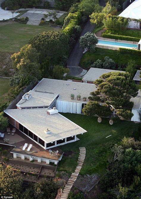 Brad Pitt’s Malibu Home on the Open Market – Real Estate Celebrity News ...