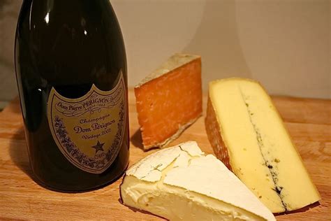 L'accord entre vin et fromage pourrait faire l'objet de tout un ouvrage, tant la variété des ...