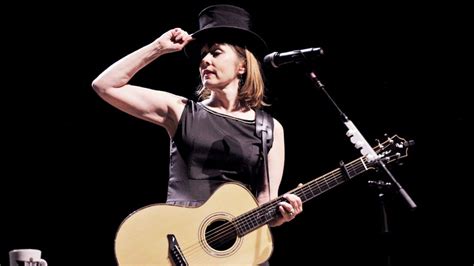 10 Best Suzanne Vega Songs of All Time - Singersroom.com