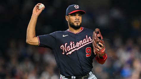 Jeimer Candelario injury: Nationals trade candidate 'fine' after appearing to hurt shoulder ...