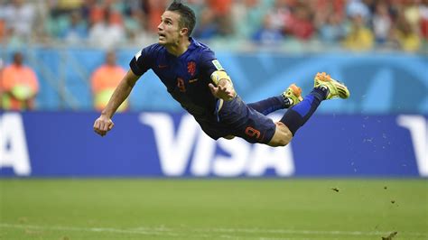 Van Persie enjoys 'Cruyff turn' moment with stunning goal - Eurosport